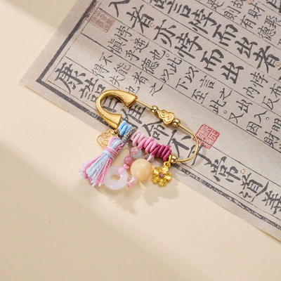 Wholesale of cultural and creative products for temples: Mid-Autumn Festival "Flowers in Bloom, Moon Full" series brooches, new Chinese-style reunion pins, and traditional Chinese-style accessories (Yaxa sancaqları) - qiu-xiauspicious-cloud-gourd-plum-blossom-lucky-charm-pink-tassel-pink-diamond-plum-blossom-brooch-pink