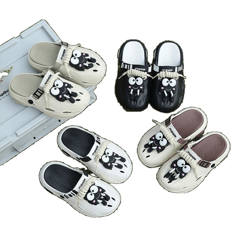 2025 nuevo estilo pisando la mierda, zapatos con agujeros, mujeres, ropa de verano, fondo suave, dibujos animados, plataforma de playa antideslizante, zapatillas Baotou eva