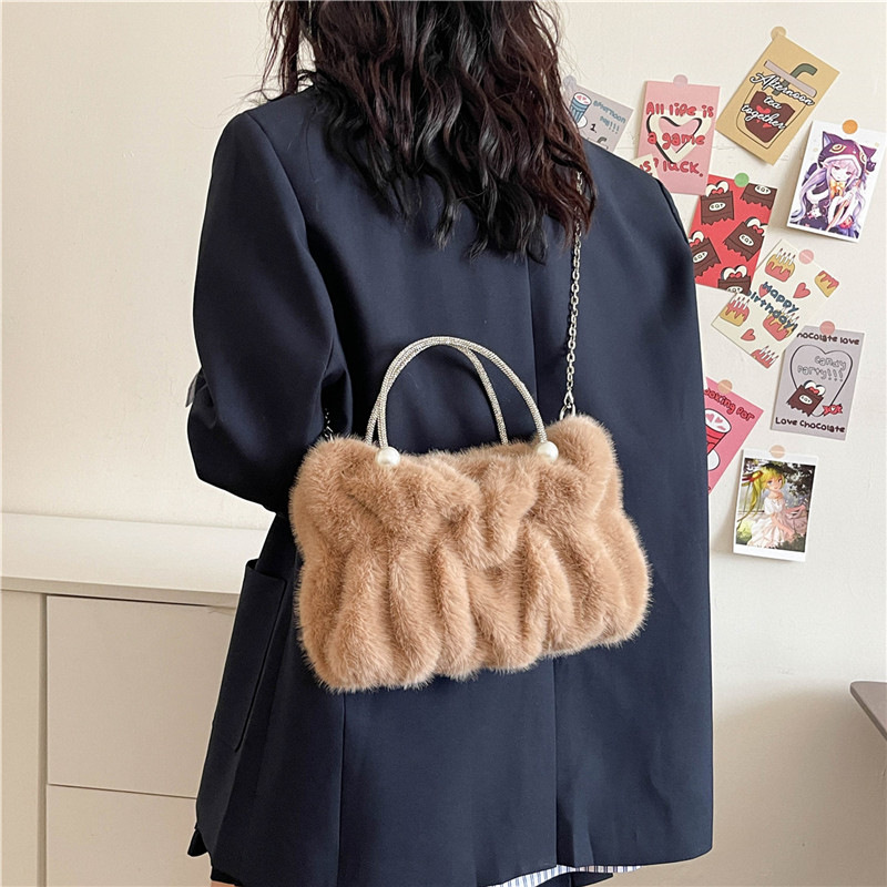 Bolso de mano peludo para mujeres ins versátil nuevo nicho de moda bolso de mochila bolso de nube bolso de cadena pliegue bolso de moda