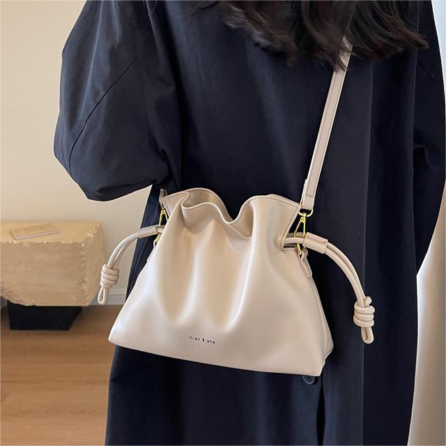 Bolso casual retro para las mujeres 2023 nueva llegada de trabajo de viajero cubo bolsa nicho diseño versátil simple bolsa de mensajero