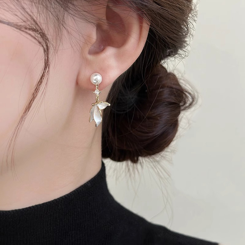 女性用の軽くて豪華でハイエンドの輝くダイヤモンドパールフィッシュテールイヤリング、中世スタイル、西洋スタイル、豪華なイヤリング、パーソナライズされた多用途イヤリング|undefined