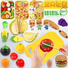 三匹のリスはスイカの果物と野菜の切り楽をシミュレーションします。