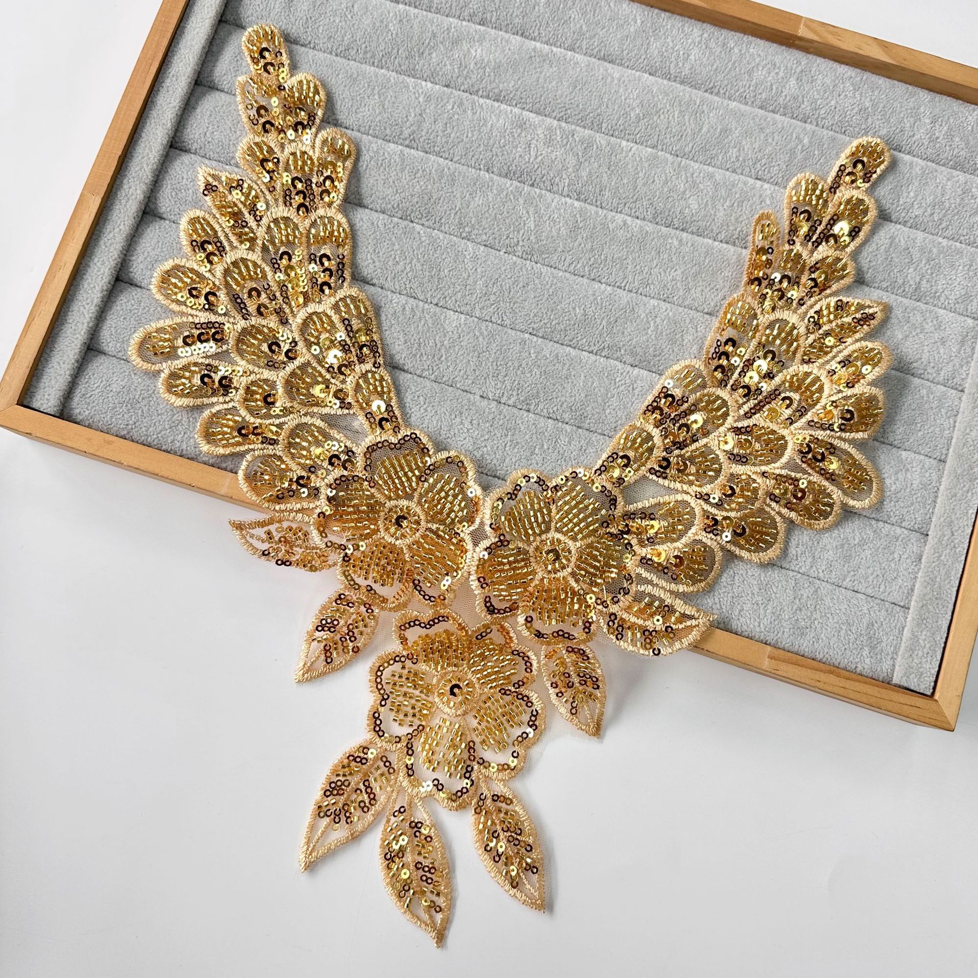 Accesorios de flores de collar de oro de industria pesada transfronteriza hecha a mano perlas de clavado vestido vestido vestido de rendimiento material de decoración de pedidos de entrega image 3