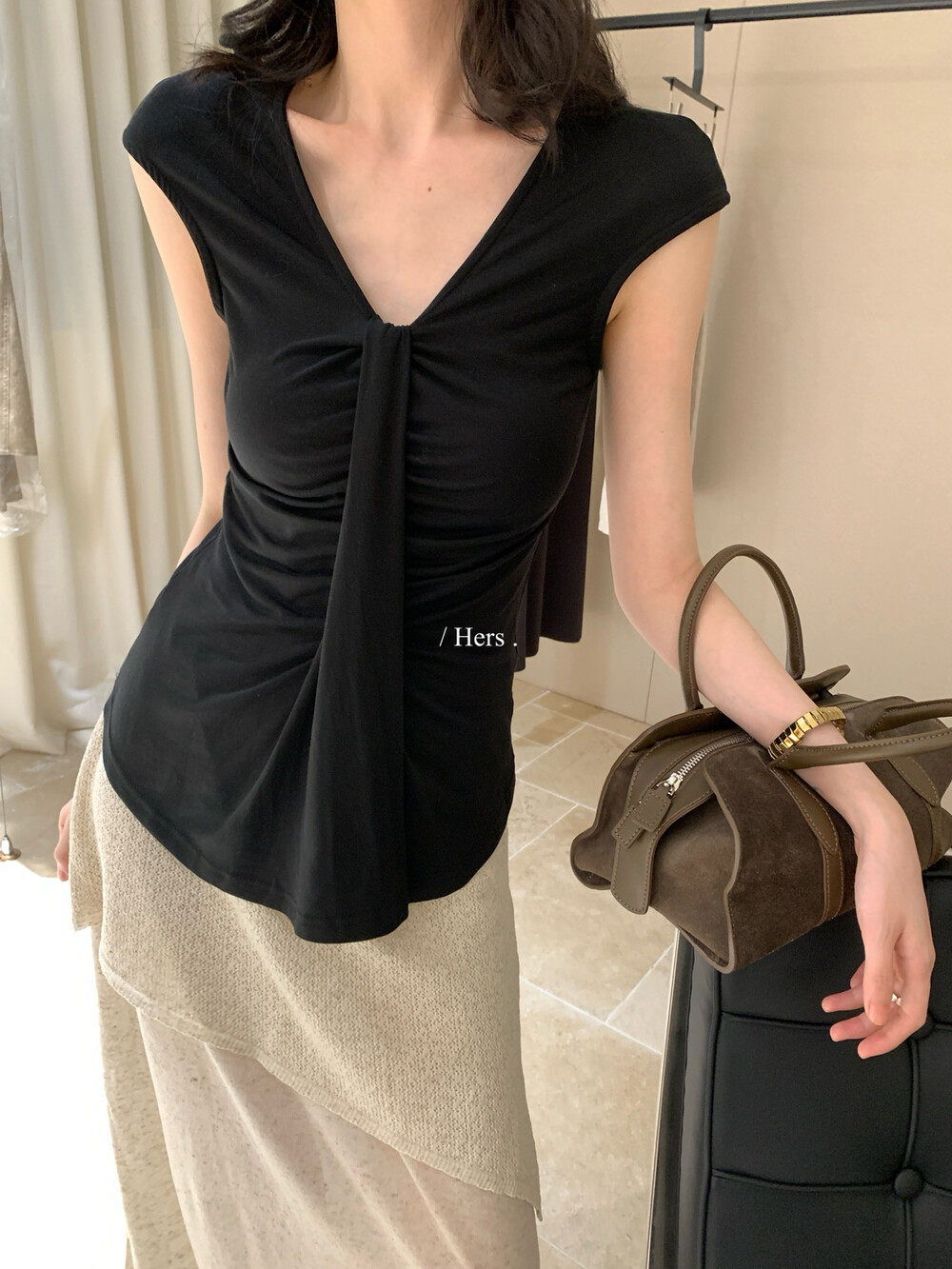 Áo thun nữ cổ V xếp ly tay ngắn thiết kế dây buộc — màu đen, màu mơ chi tiết 10