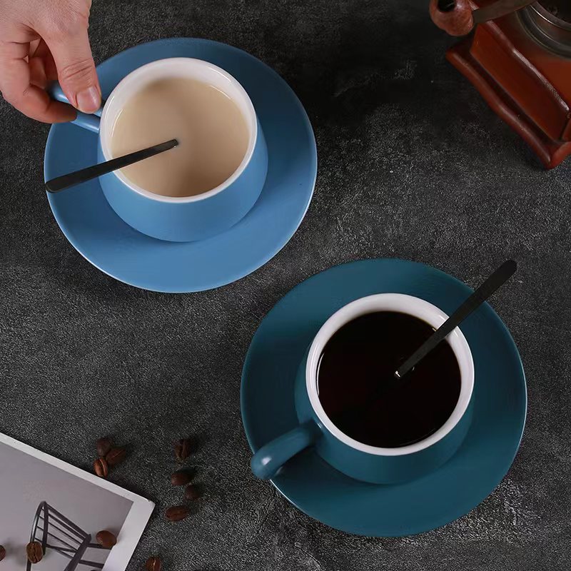Taza de café de cerámica azul de alto valor con cuchara simple mate taza de agua creativa taza de té de la tarde casera
