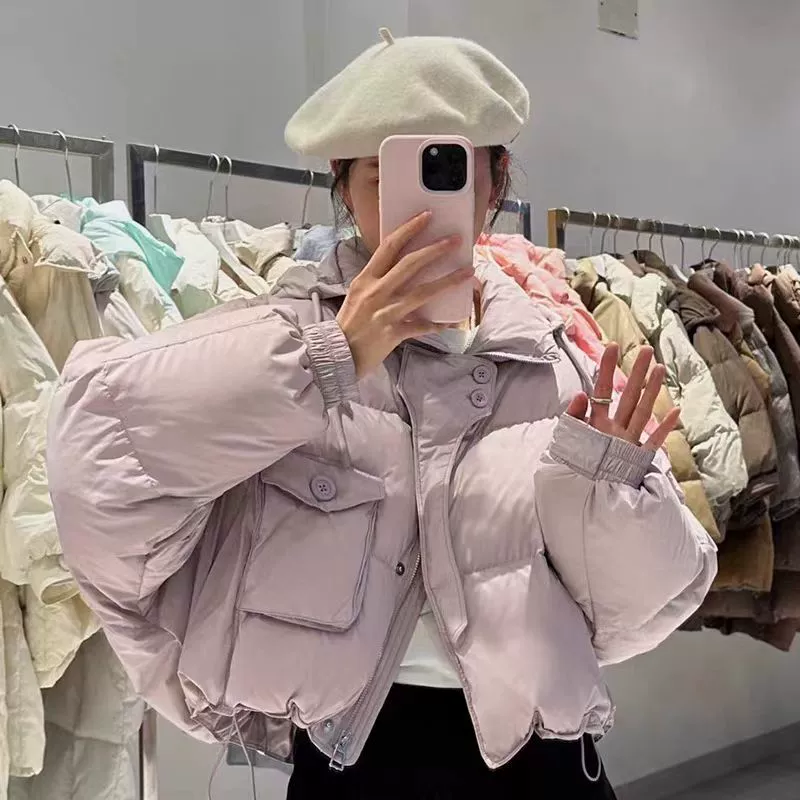 Популярный короткий женский пуховик зимой 2024 года