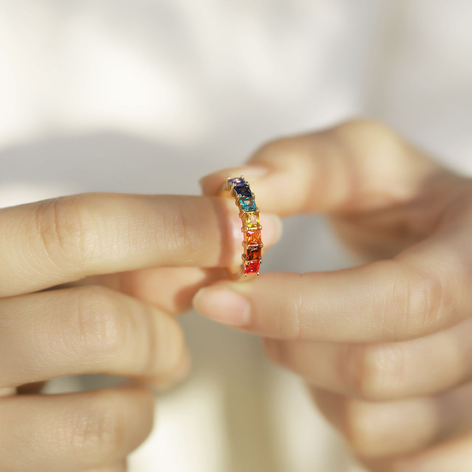 Nuevo anillo de diamantes de circonio de color cuadrado de princesa de lujo simple y ligero transfronterizo S925 anillo de dedo dorado de plata Personalización de moda europea y americana