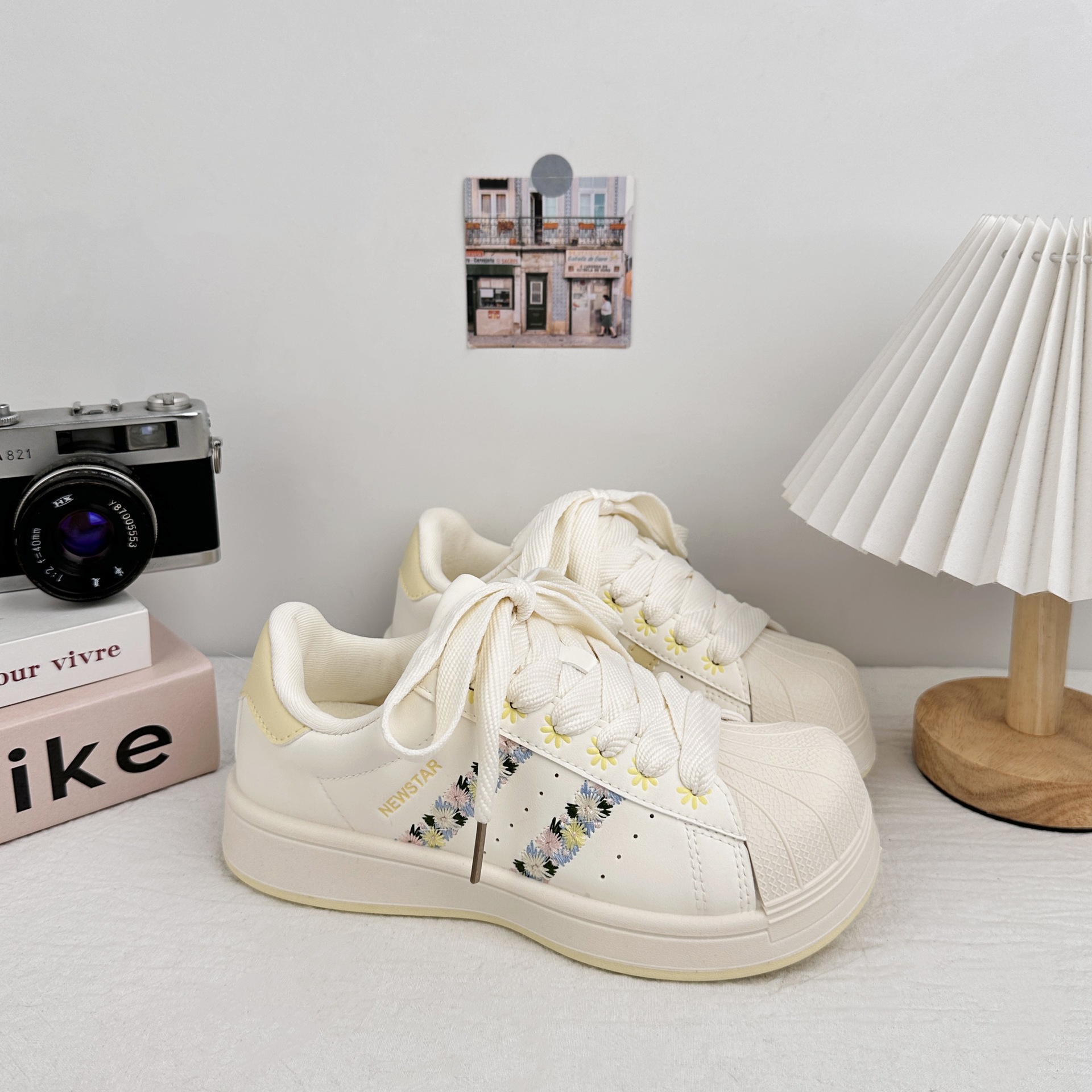 Zapatos de entrenamiento de estudiantes de verano de 2025 nuevos modelos de explosión con falda, zapatos de skate casuales, zapatos blancos pequeños