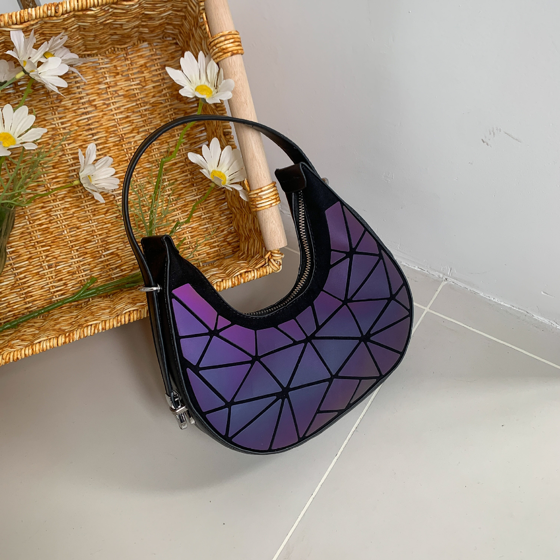 Luz de lujo Rhombus reflexivo bolso femenino ins colorido luminoso femenino axila Bolsa De alto sentido francés bolsa de la Media Luna Internet celebridad