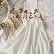 刺绣白色连衣裙女夏季甜美度假风绣花百搭拼接撞色中长款吊带裙潮