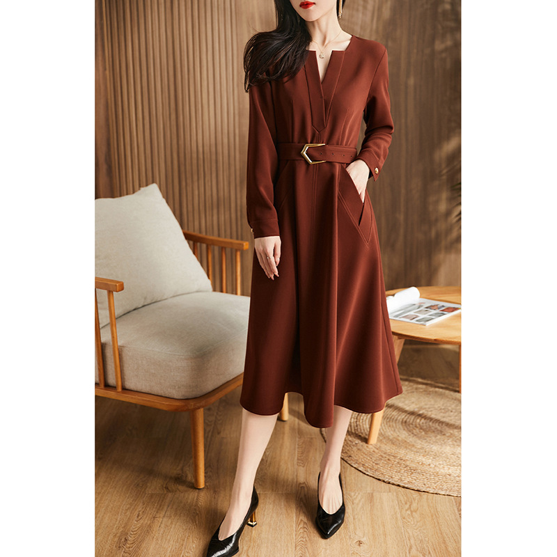 2026 Autumn and Winter New Luxury V-Neck Dress with High-End Design, Vintage Style, Slimming Effect, Suitable for Work, Waist-Cinching, and Slimming Appearance
