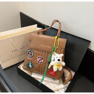 Marrón con colgante