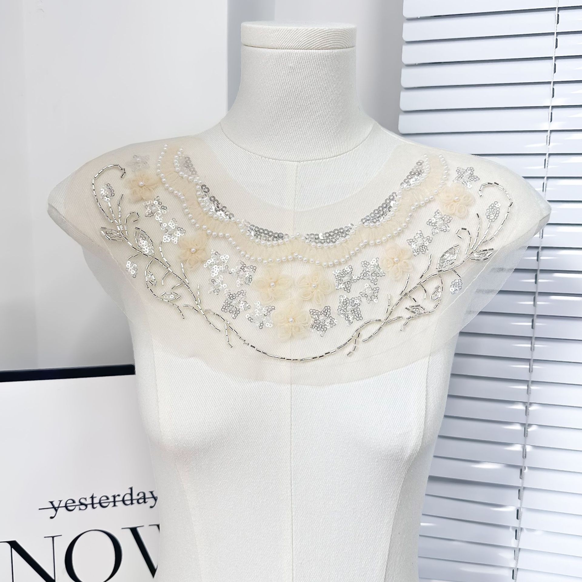 Nuevo bordado encaje esquinilla cuentas de clavos delanteras collar vestido decoración decoración decal de pecho transfronteriza