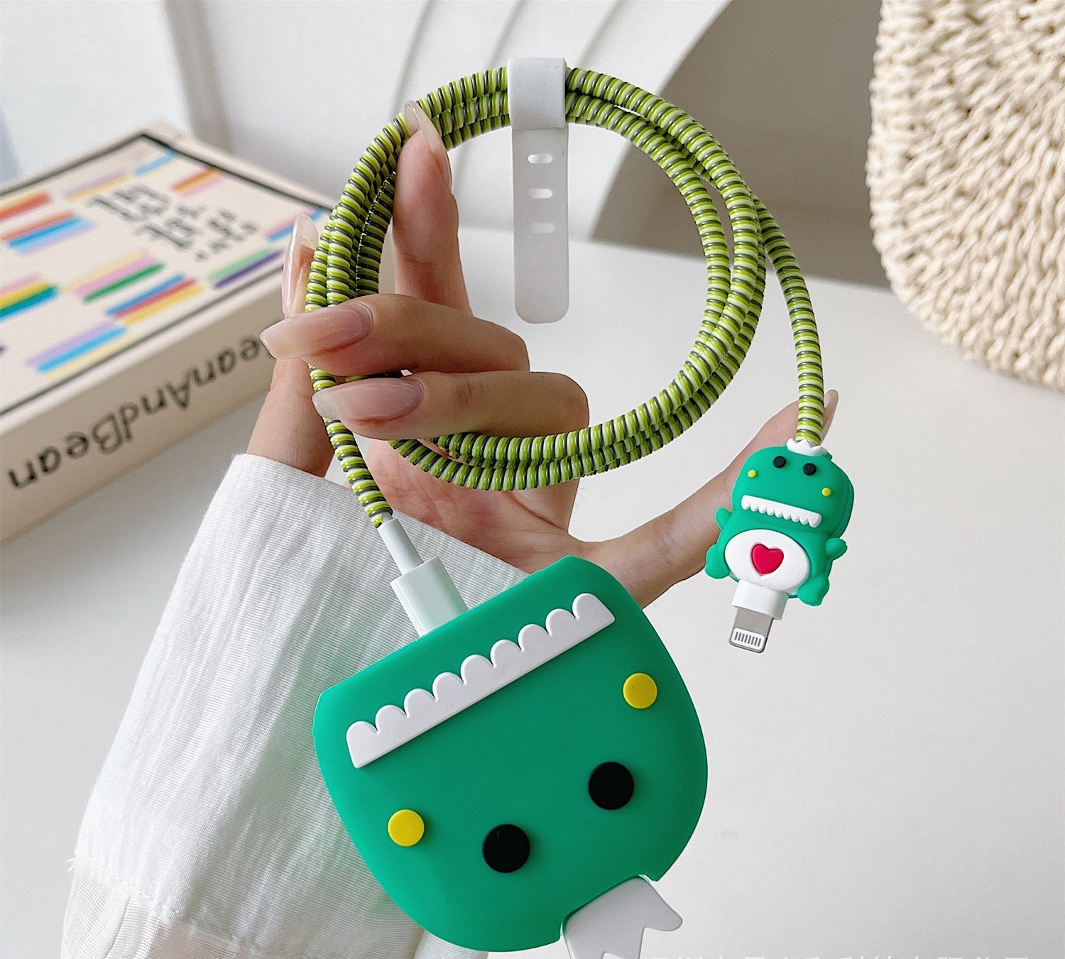 2024 nueva cubierta protectora de cabezal de carga rápida estándar británico de dibujos animados de 20W para cargador de Apple 20WPD plegable de tres enchufes