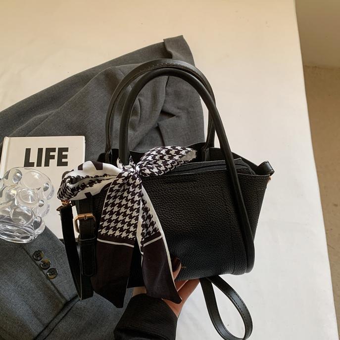 Bolso de cesta de verduras portátil de estilo explosivo de comercio exterior para mujer 2025 nuevo bolso de hombro casual de todo fósforo bolso de cubo de mensajero coreano