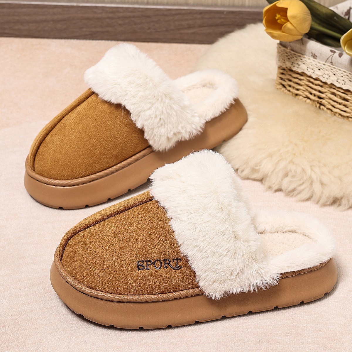 Zapatos de algodón en invierno, nuevas zapatillas de algodón de moda de peluche, zapatillas de algodón para hombres y mujeres, arrastre de algodón térmico y antideslizante en interiores al por mayor