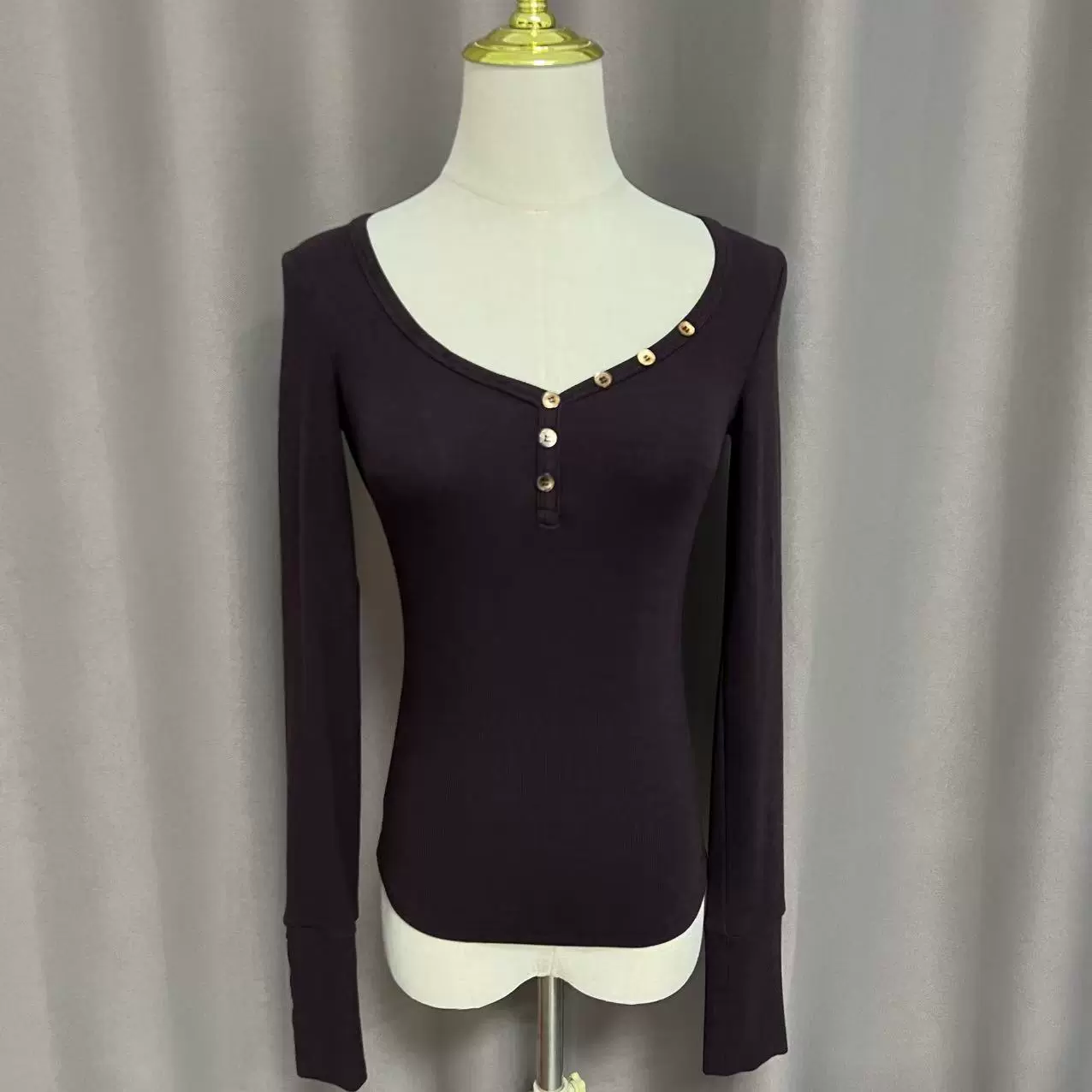 V领纽扣设计感纯欲长袖打底小衫女早秋修身掐腰T恤美式正肩上衣