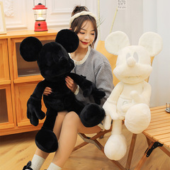 ネットの赤い同型のサムのミッキーのぬいぐるみのぬいぐるみのミッキーマウスの人形の客間は子供を飾って寝て枕を抱きます。