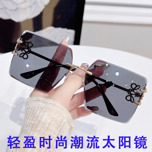New Fashion Rims Large Frame Sun Glasses Korean Style Trendy Black Glasses with Bow Decorated Legs Wholesale 8308