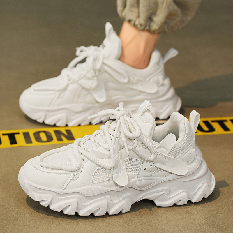 Zapatos de hombre de éxito en línea 2025 nuevos zapatos deportivos juveniles de otoño para correr casuales aumentados con suela gruesa zapatos de moda