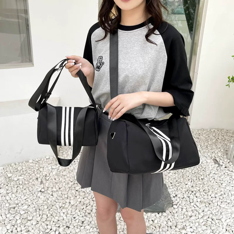Fashionable capacious shoulder bag