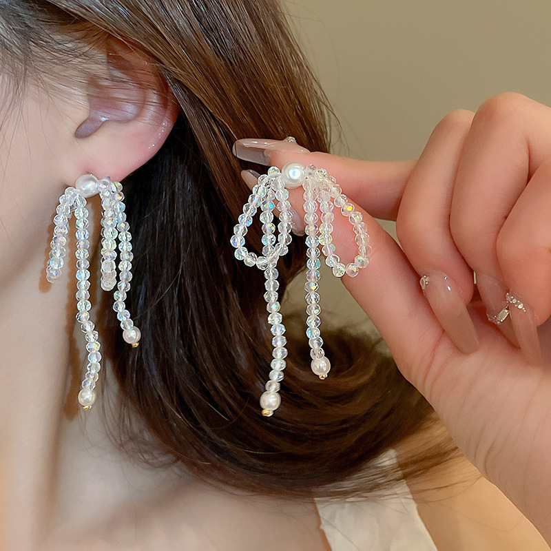 Pendientes de perlas de tendencia de moda de aguja de plata Pendientes pequeños y exquisitos de todo fósforo Pendientes de alta gama de lujo ligero al por mayor mujeres