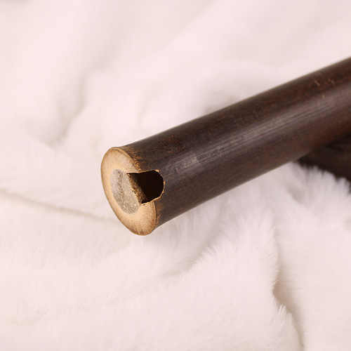 A professional dizi (bamboo flute) made of purple bamboo, supplied by the manufacturer, for beginners. It is a G-tuned F-flute with six holes, featuring one, two, or three sections, and has a classical ancient Chinese style.