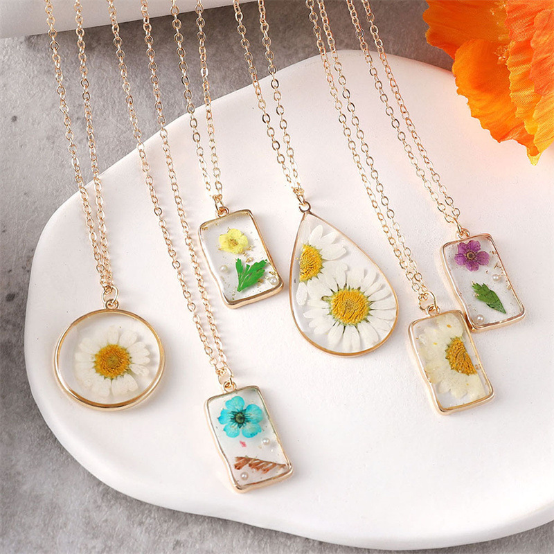 15g Weight Resin Pendant Material Pendant Necklace Classification Alloy Chain Material 1 Piece Quantity Casual Occasion Alloy, Resin Material Flower Pattern Unisex Gender Plating Design Pastoral, Simple Style Style Pastoral Simple Style Flower Alloy Resin Wholesale Pendant Necklace 3