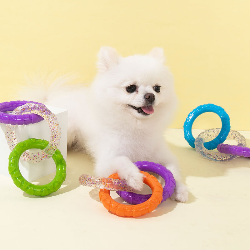 犬のおもちゃのリングは歯ぎしりに耐えます。|undefined