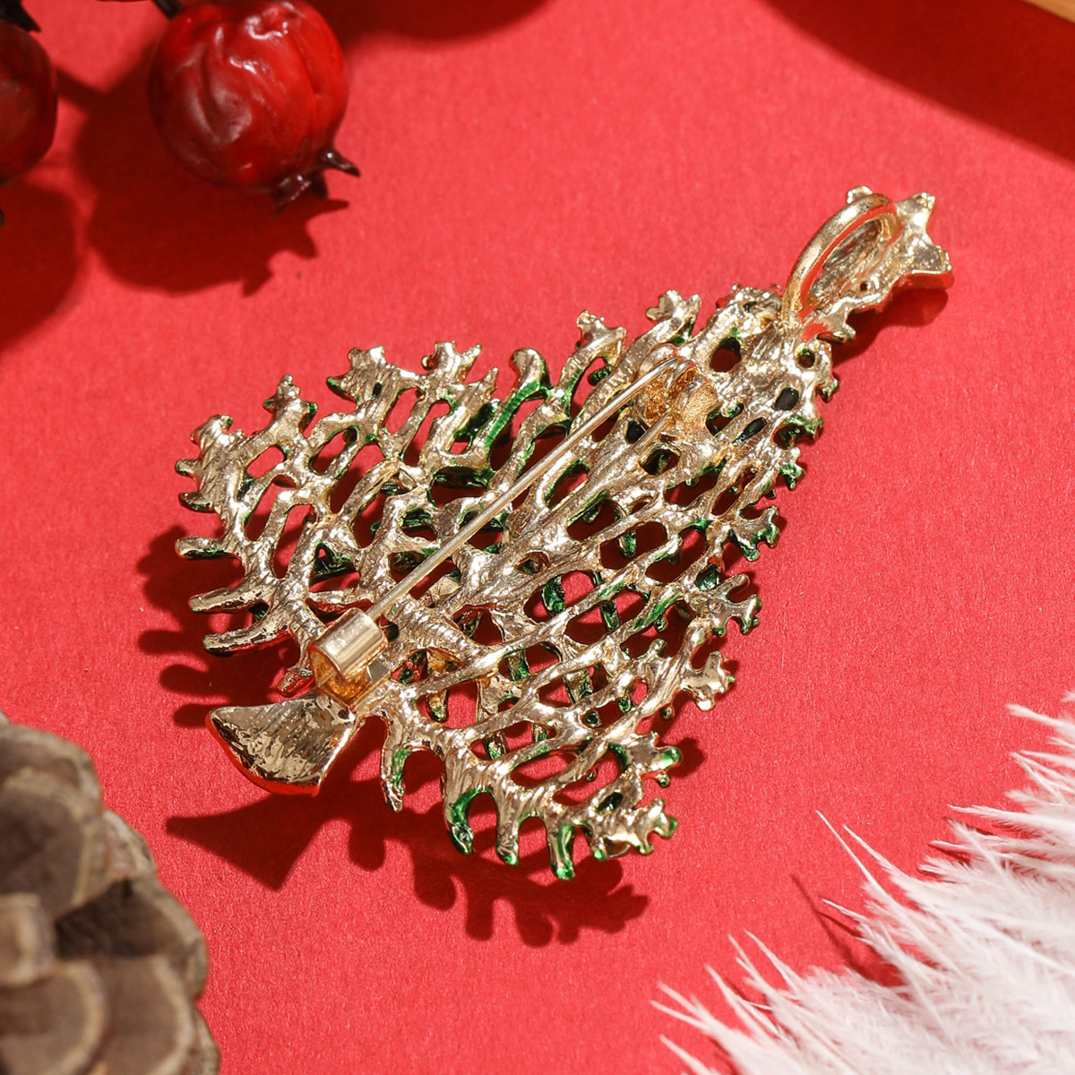 European and American creative hollow Christmas tree brooch alloy enamel drop oil diamond corsage jewelry wholesale Christmas gift
