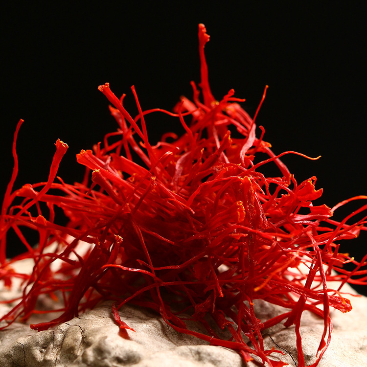 Premium Saffron Threads 1g Zang Hong Hua Crocus sativus Stigmas for Tea Infusion and Culinary Use in use