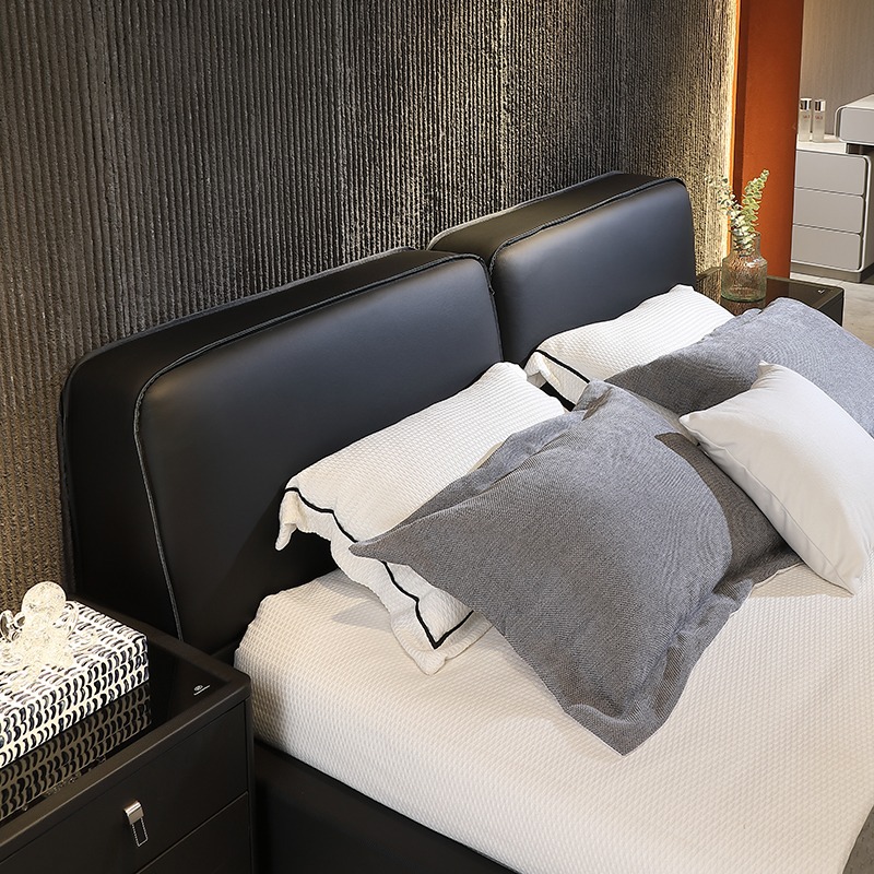 Cama de cuero de vaca negra grande minimalista de estilo italiano, primera capa de piel de vaca de lujo ligero, dormitorio principal, bloque de tofu moderno simple, cama doble de madera maciza