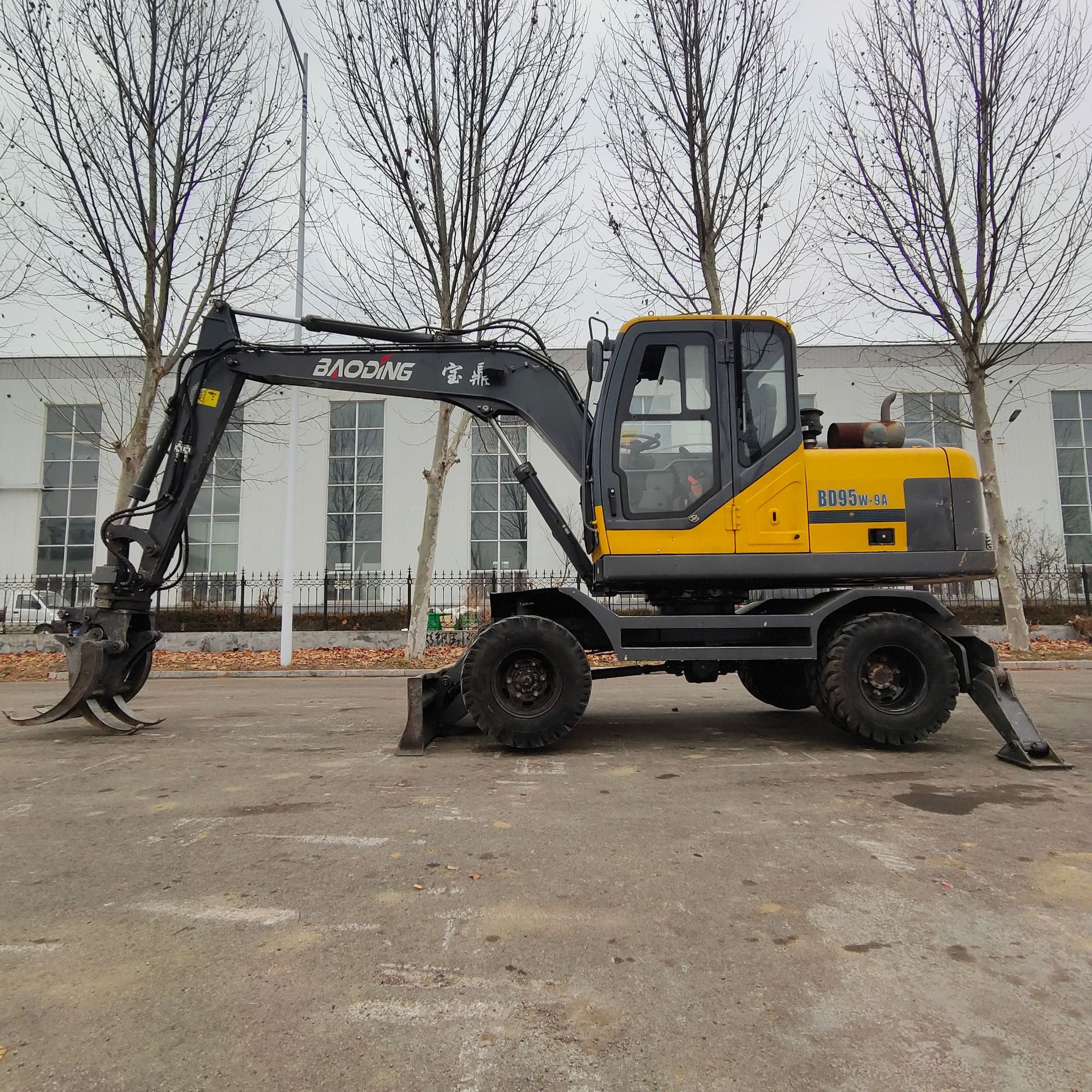 挖掘装载机价格 二手装载机 个人一手抓木机 夹木机 抓废铁 钩机