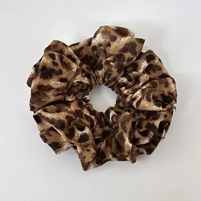 Saç üçün rezinlər Scrunchie! A hair accessory with a