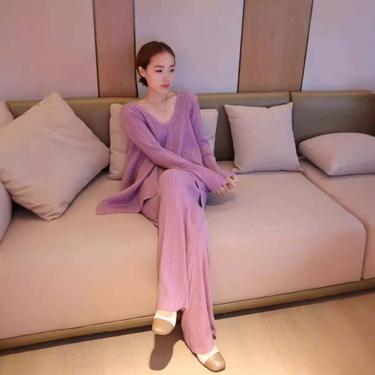 Комплект: Модный вязаный свитер асимметричного кроя в стиле «ленивый шик» и повседневные брюки с высокой талией и широкими штанинами, коллекция Осень 2025