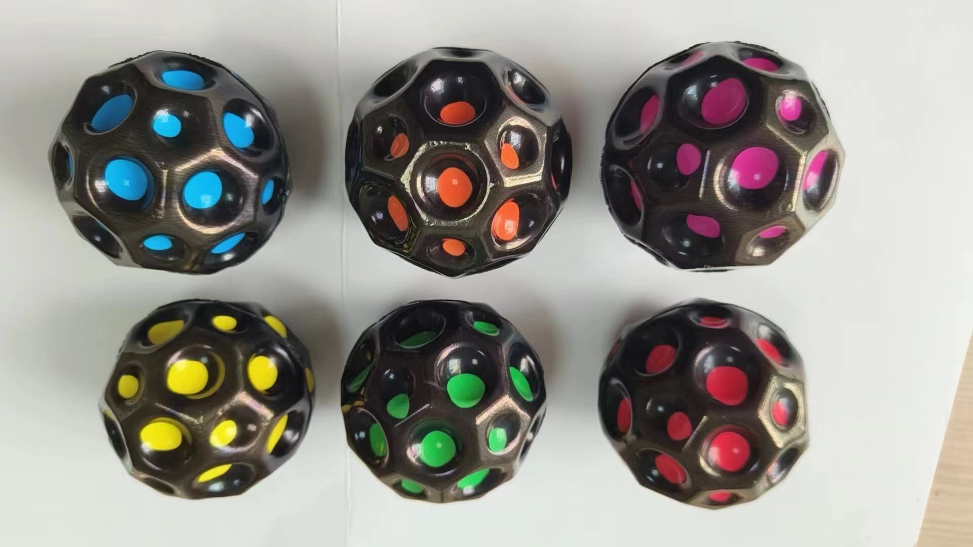 Venta caliente transfronteriza 7CM espuma PU bola de estrés estiramiento brillante baloncesto pequeño descompresión para niños juguete de ventilación rugby image 15