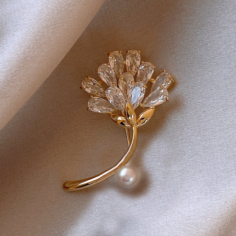 Gefertigt mit mittelalterlichem Filigran, barocken Emaille-Blumenmotiven, edlen Kristallen und Art-déco-Linien. Ein liebevoll gestaltetes, elegantes Erinnerungsstück für Geburtstage und Jubiläen._voghion.com