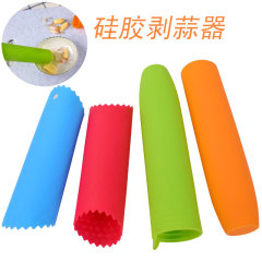 佳居メーカーのシリカゲルのニンニクを剥ぎ取る器は手動で圧力式のニンニクを剥ぎ取る道具を押します。