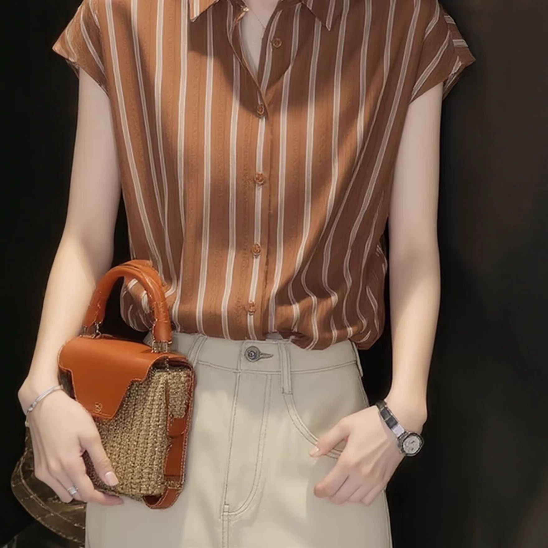 Áo sơ mi nữ sọc kẻ cổ bẻ cài cúc đơn phong cách Hồng Kông — Sọc nâu chi tiết 2
