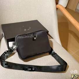 P拉达男士大容量斜挎包轻便单肩邮差包时尚尼龙小挎包图片实拍