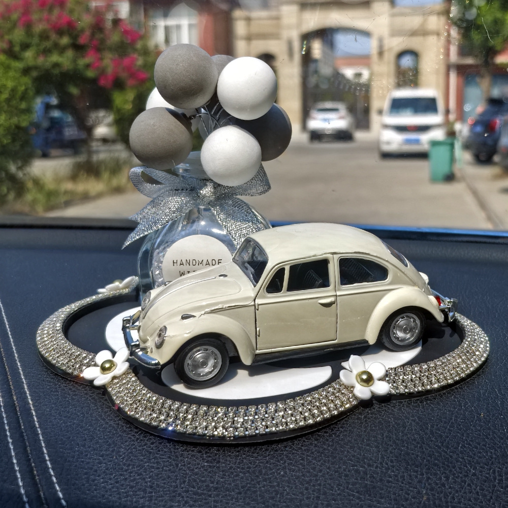 Adorno de automóviles encantador perfumes clásicos de automóviles con diamantes, consola central, decoración interior de pequeños globos frescos