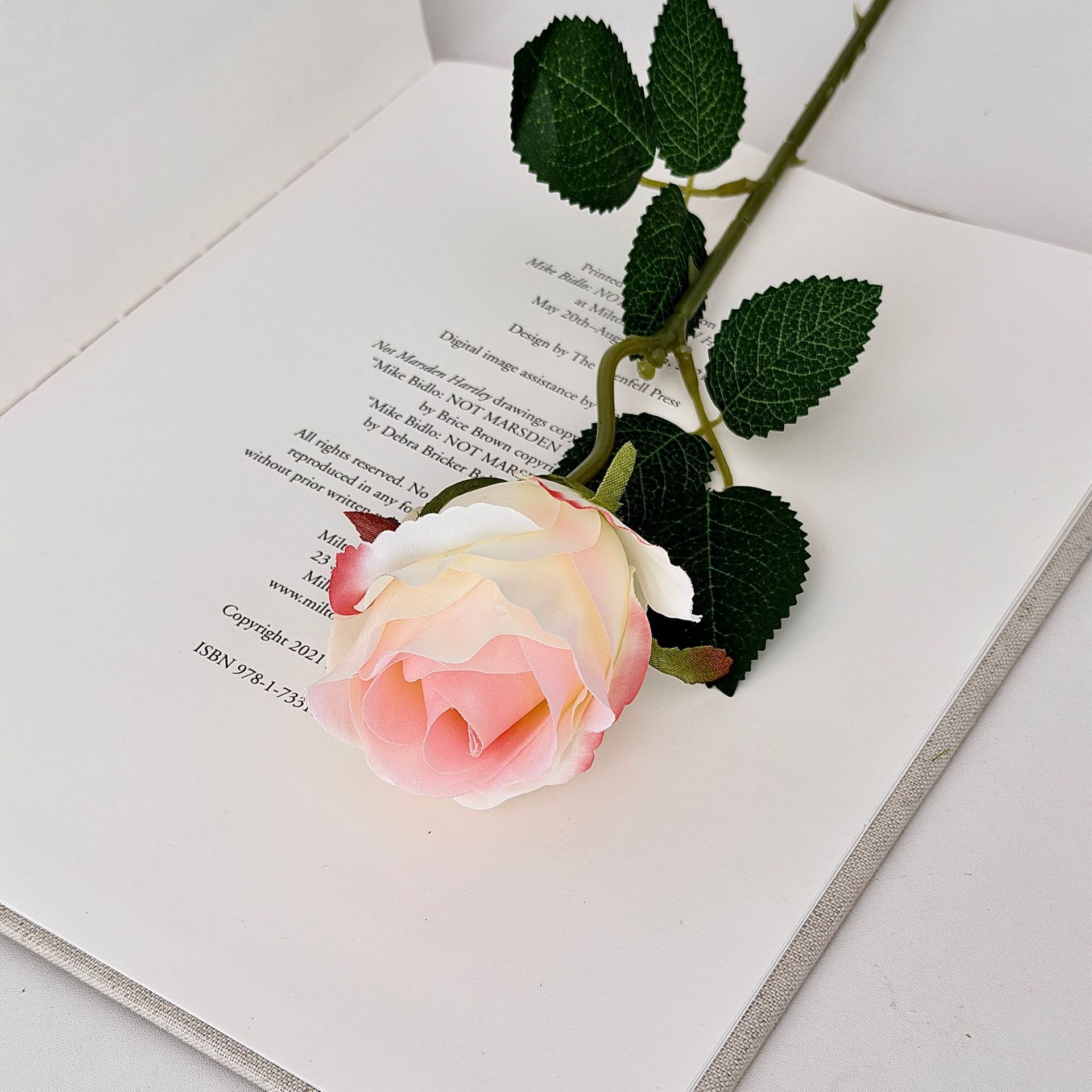 Rosas búlgaras de alta calidad imitación de seda ramo de flores falsas decoración de decoración de la mesa interior de la sala de estar