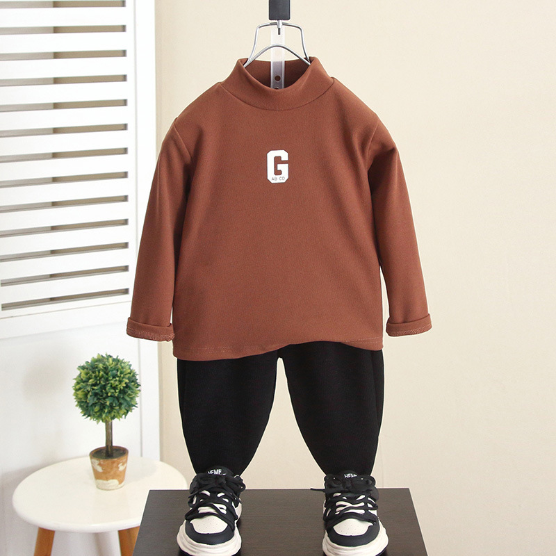 6700 Camisa de fondo de terciopelo de cuello medio alto para niños, otoño e invierno, 2025 nuevos tops cálidos para niños, bebé de invierno