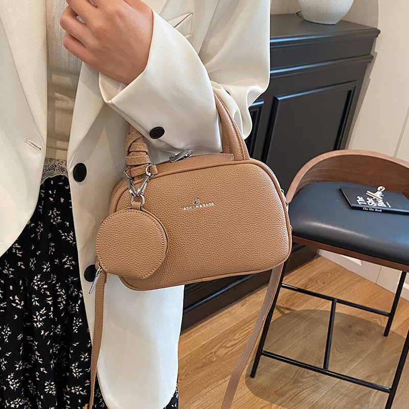 Bolso de moda coreano 2025 primavera y verano nuevo bolso femenino bolso de hombro con patrón de lichi simple bolso de mensajero de letras casuales