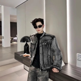 ��ģ�������b�ڻ�ɫ�̿�|��ţ�����׳���Ʀ���߼��������᎛���b