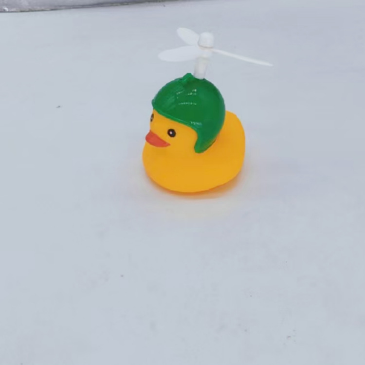 8번 오리와 녹색 헬멧