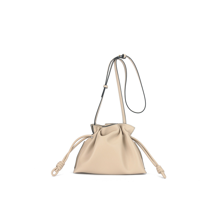 Bolsos 2025 nuevo estilo bolso de mujer de cuero genuino bolso de la suerte pequeño simple de moda bolso bandolera de un solo hombro bolso pequeño con cordón de piel de vaca
