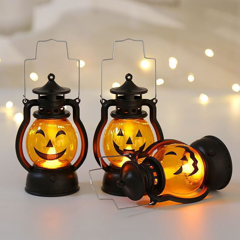 創意的なハロウィンの小さいプレゼントは手に持って光る小さい夜の明かりの子供のおもちゃのカボチャの明かりを飾って贈り物を飾って境を越えます。|undefined