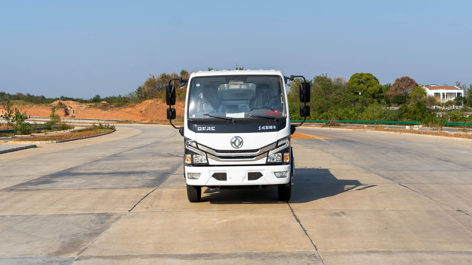 Dongfeng Xiaodoli Truck Sprinkler Truck 5 Cubic Meters for Dust Reduction in Garden Landscaping Sites, Municipal Sprinkler Truck for Residential Areas
