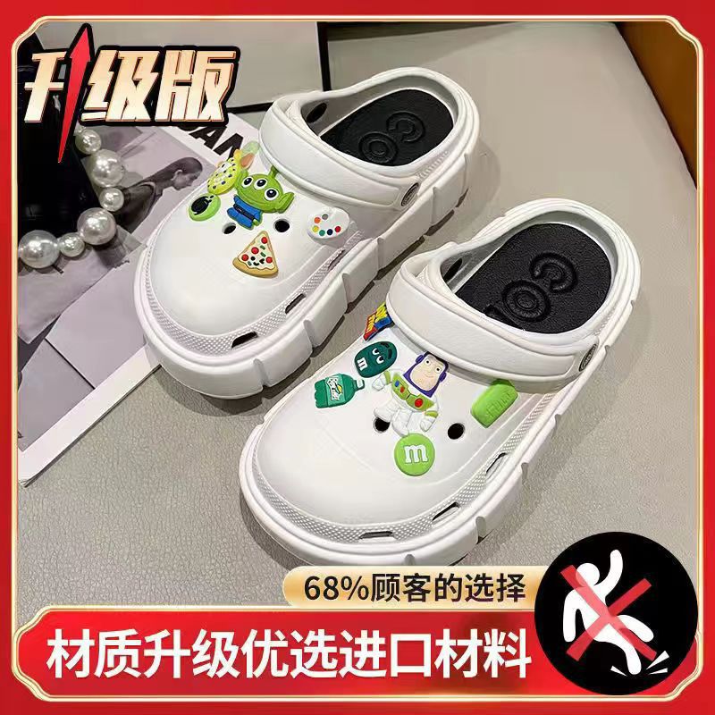 Zapatos de agujero de suela gruesa para mujer verano 2023 nueva celebridad en línea Princesa punta cerrada slip-on sandalias lindas ropa exterior para mujer